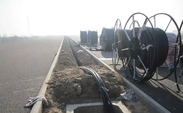 康乐光缆施工如何应对复杂地形布线难题？